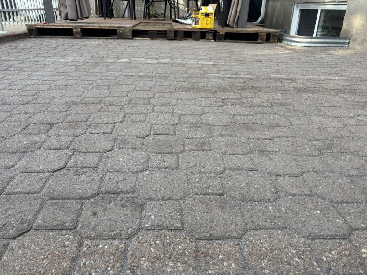 Vue rapprochée des joints d’un patio en pavé uni